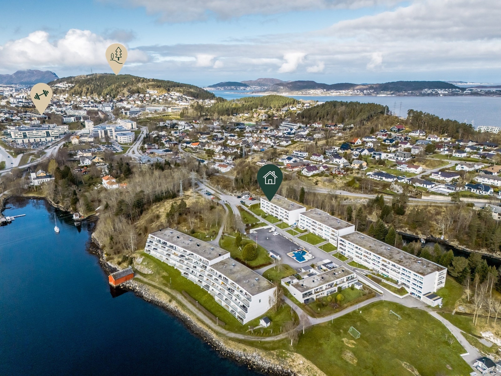 Ellers er det er kort veg til flotte turområder, både på Aksla, Borgundgavlen og Fjordstien fra Bogneset Galleribilde