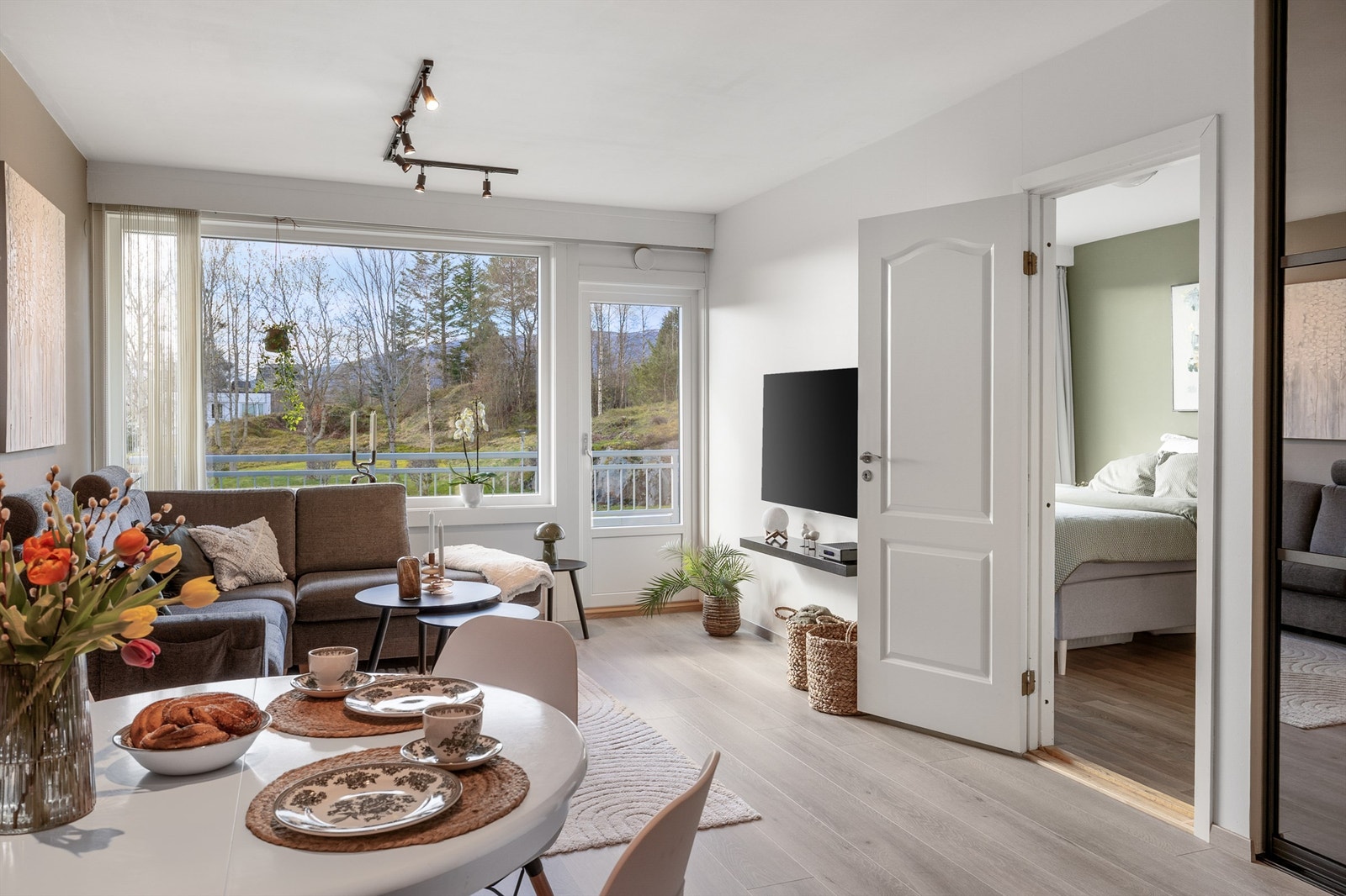 Fredsbergvegen 15 presenteres av Krogsveen v/eiendomsmegler Robert T. Iversen Galleribilde