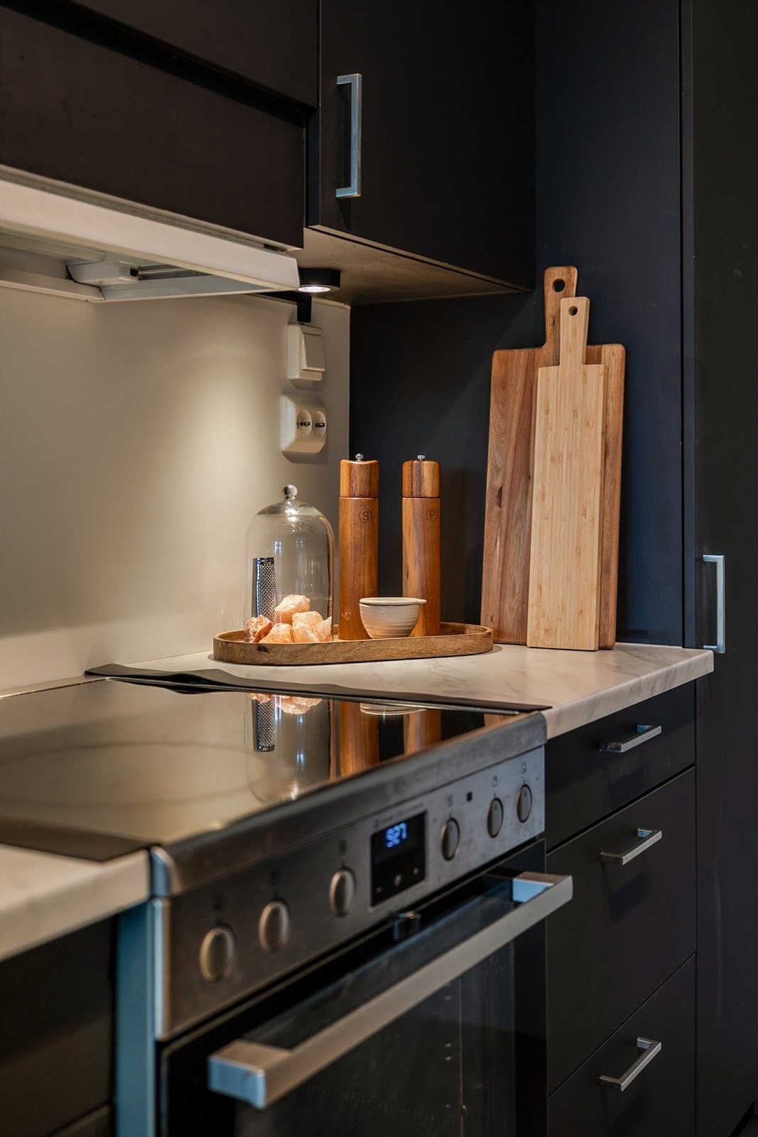 Selve kjøkkendelen er på 6m². Benkeplaten er av laminat med god belysning fra spotlights under overskap og hylle. Nedfelt oppvaskkum og platetopp i benkeplaten. Videre er det frittstående komfyr, oppvaskmaskin og kjøleskap med fryser Galleribilde