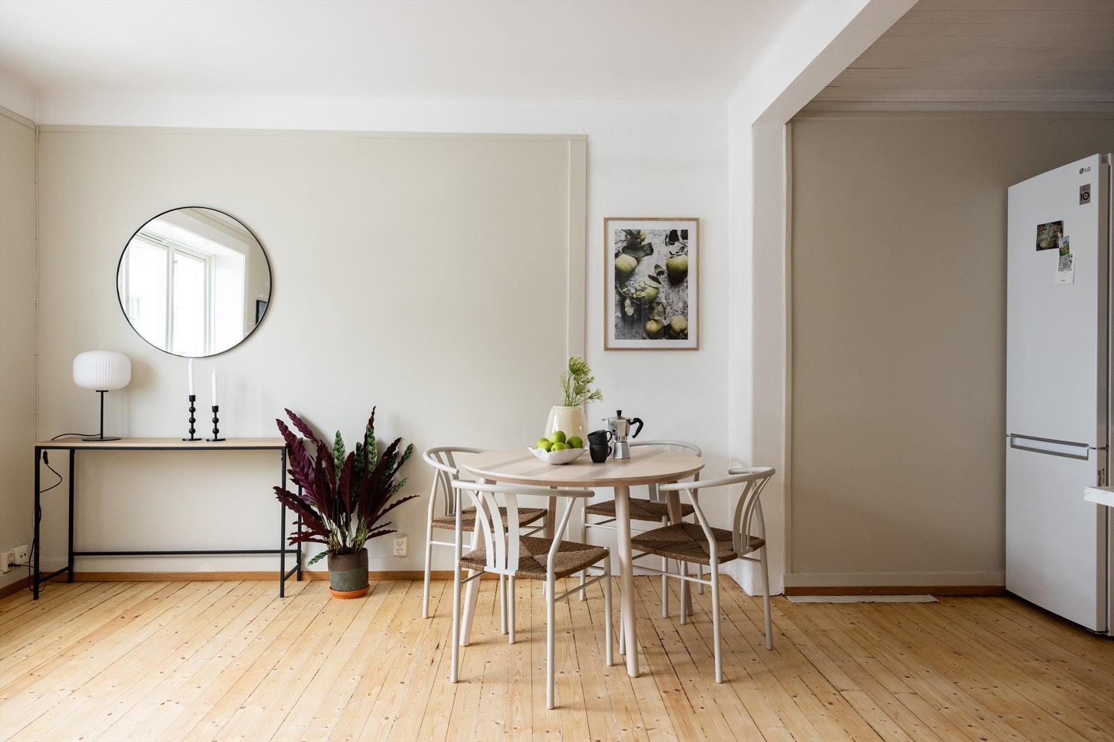 - Det er også plass til spisebord i stuen - Galleribilde