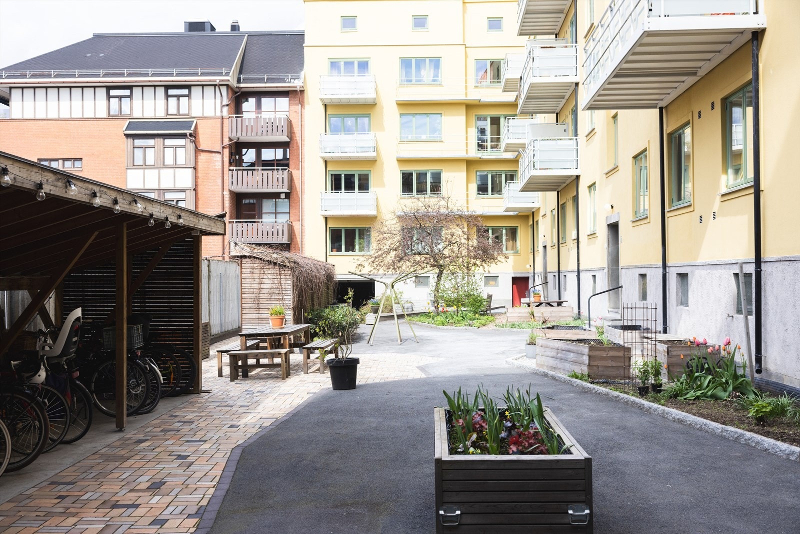 - Hyggelig bakgård med sittegrupper og sykkelparkering - Galleribilde