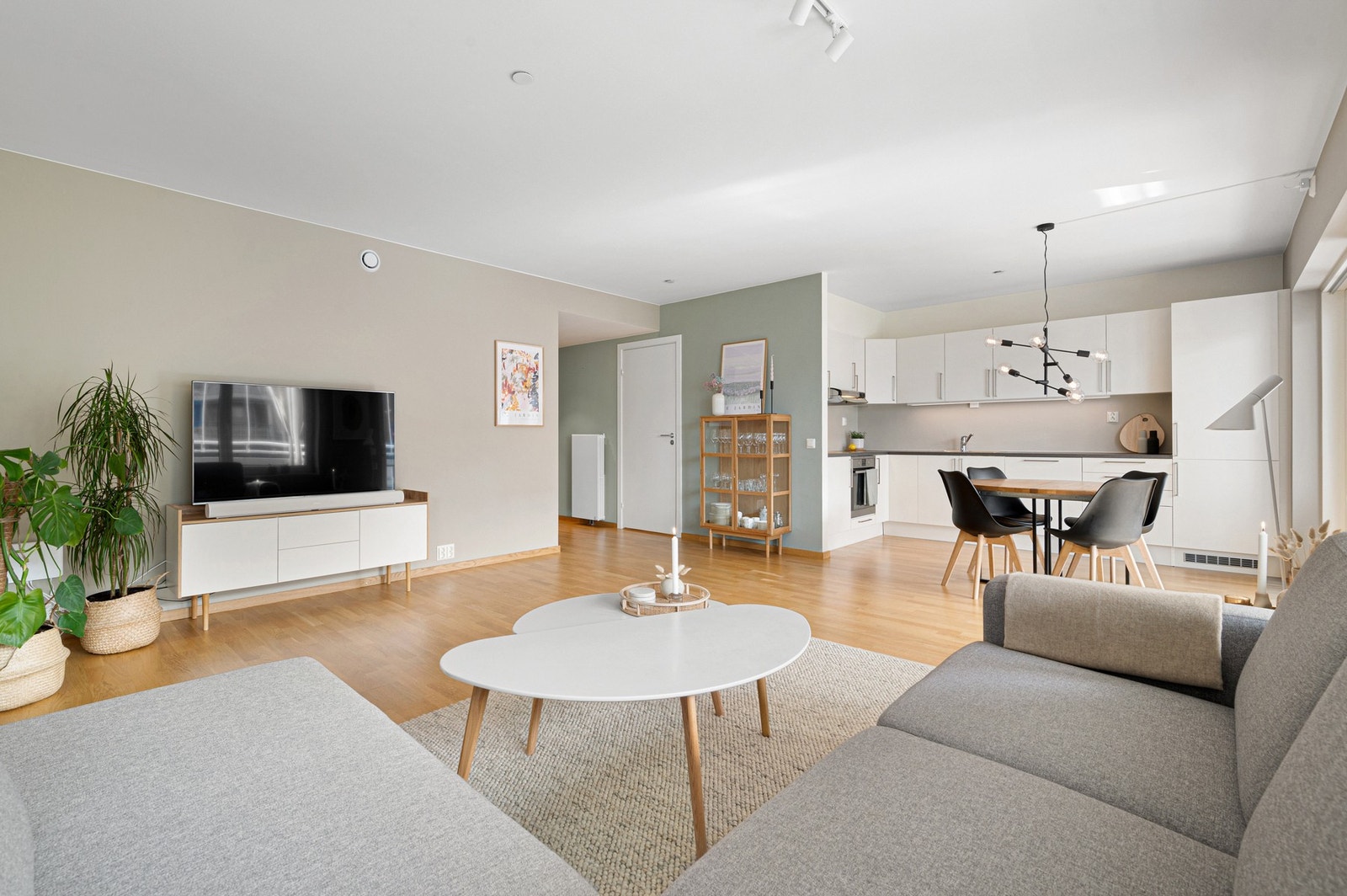 EiendomsMegler 1 v/Frank Robert Bae har gleden av å presentere en delikat 3-roms selveierleilighet beliggende i Miljøbyen! Galleribilde