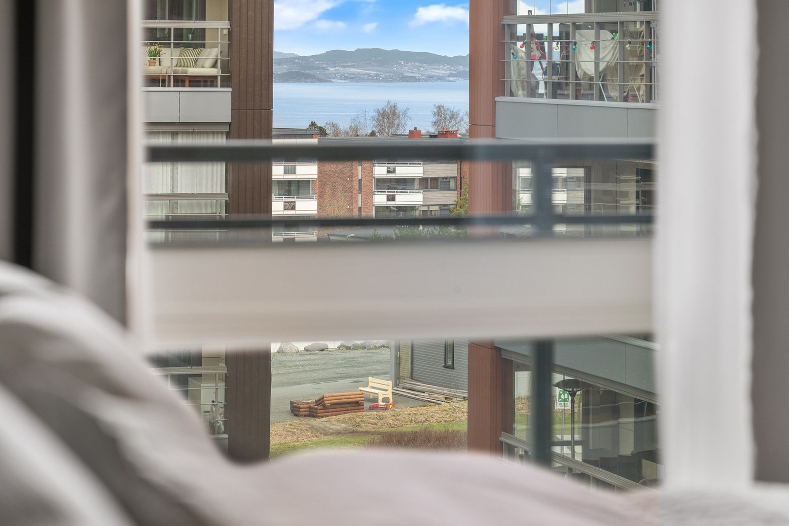 Fjordgløtt fra soverommet. Galleribilde