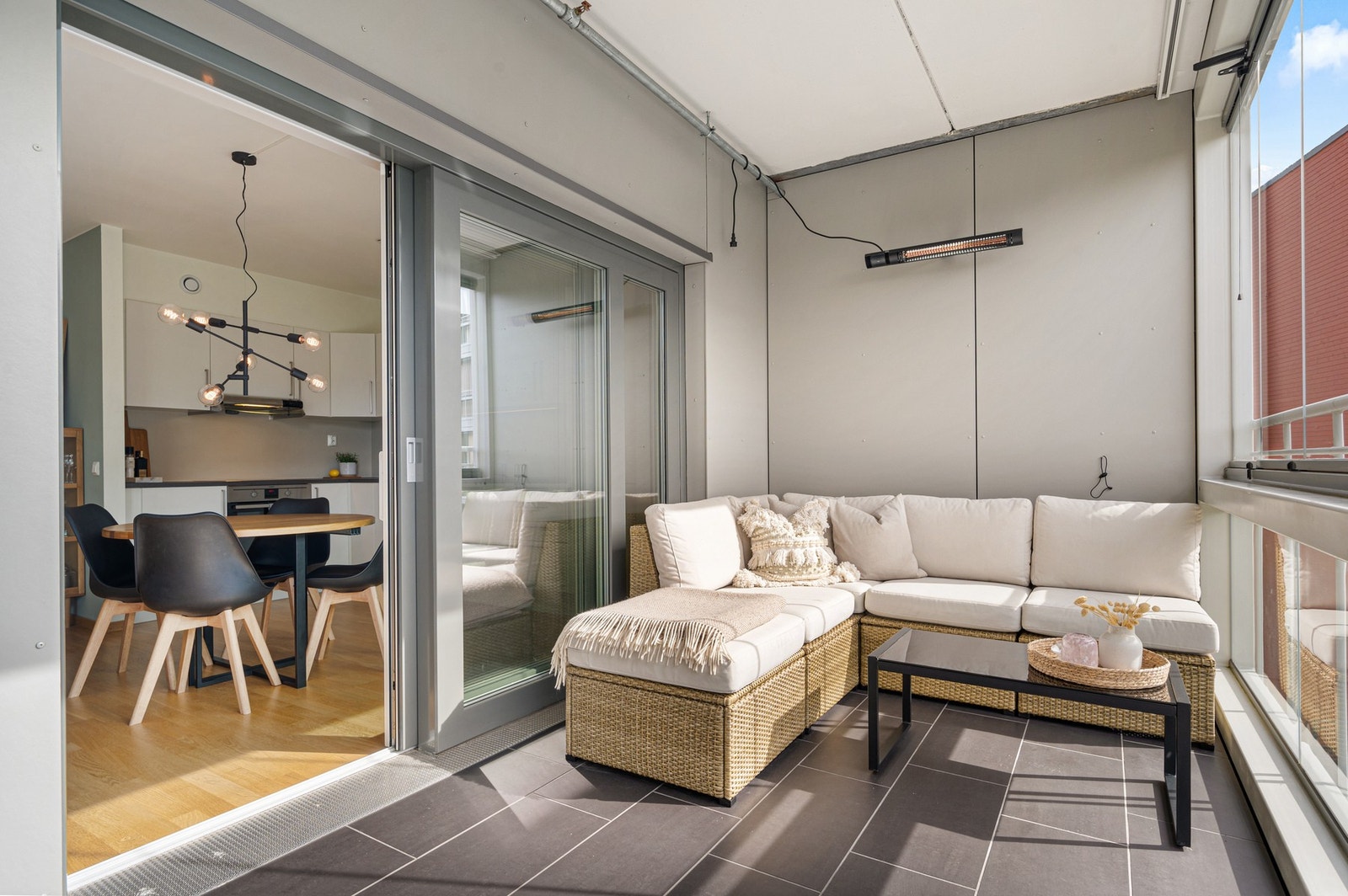 Med skyvedør oppleves verandaen som en forlengelse av stua på finværsdager. Galleribilde