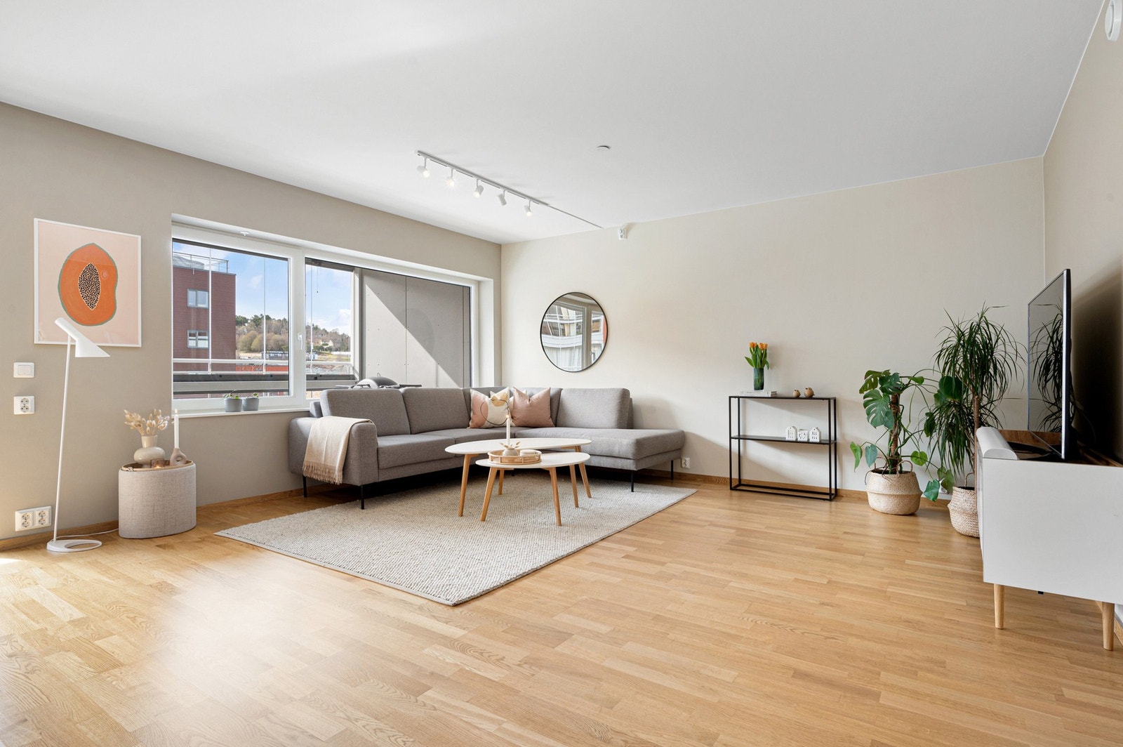 Bygget sto ferdigstilt så sent som i 2014 og holder som følge av dette en gjennomgående moderne standard. Alle overflater er malt i tidsriktige fargetoner. Galleribilde