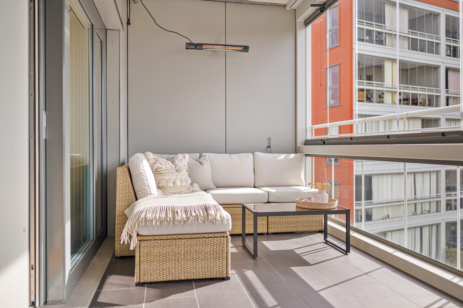 Siden verandaen er innglasset varer sesongen lengre, og denne kan utvides enda mer med installasjon av en varmelampe. Glassene kan skyves til siden og åpens helt opp når solen steker. Galleribilde