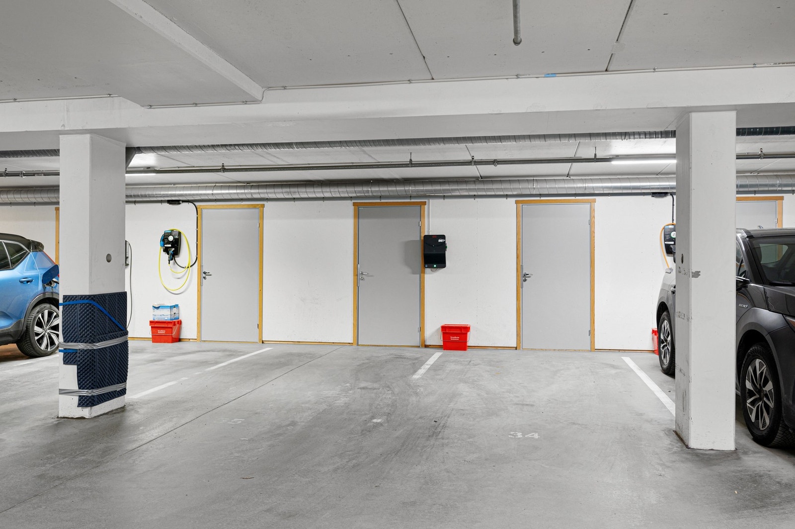 Egen p-plass i oppvarmet parkeringskjeller følger leiligheten. Praktisk med sportsbod i bakkant. Med hele vegger slipper man støv inn i boden. Selger opplyser også at det er flere plasser til salgs/leie om man har to biler. Galleribilde