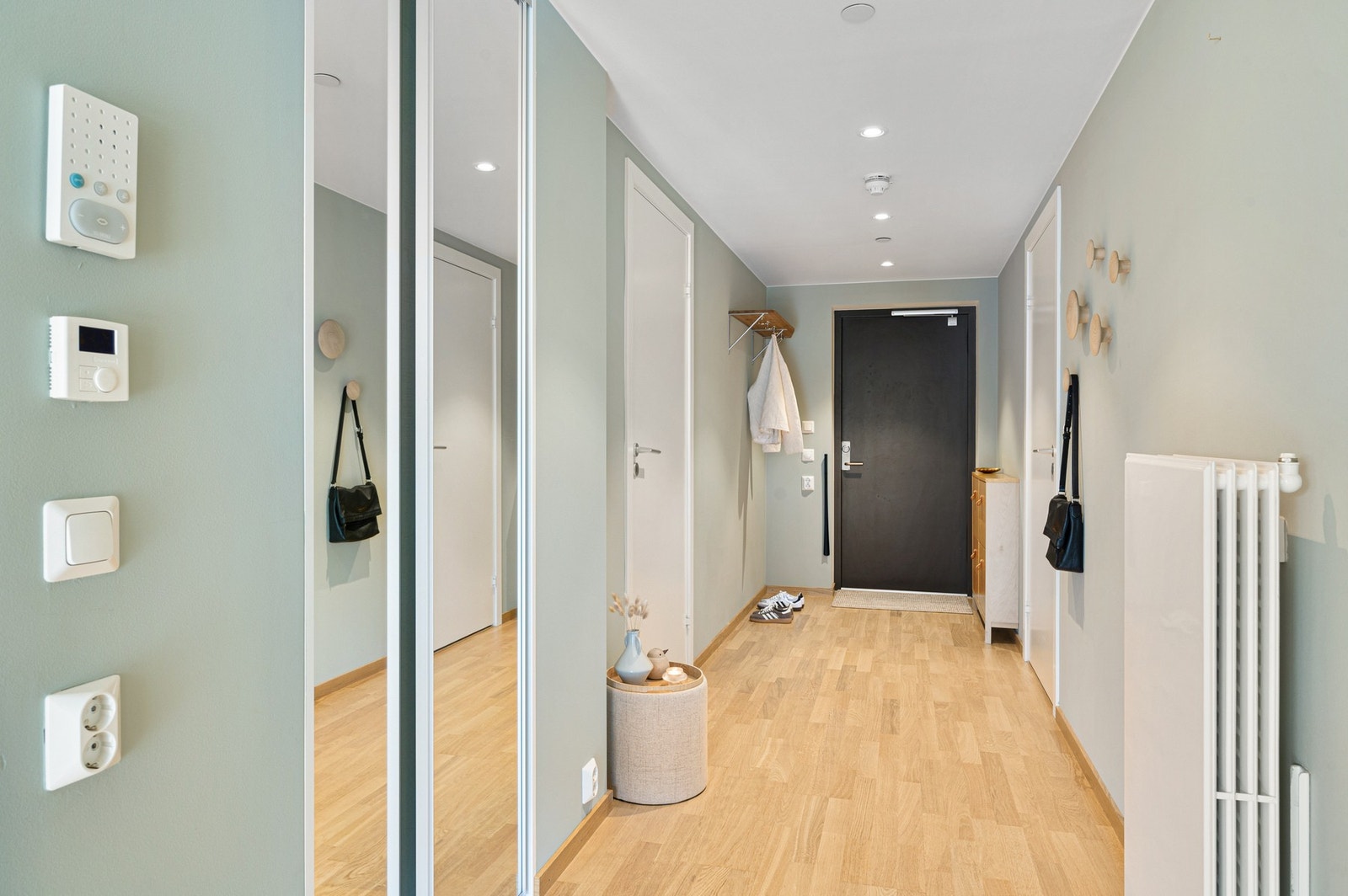 Gang sett mot inngangsparti. Skyvedørsgarderobe m/speilfronter til venstre i bildet. Galleribilde