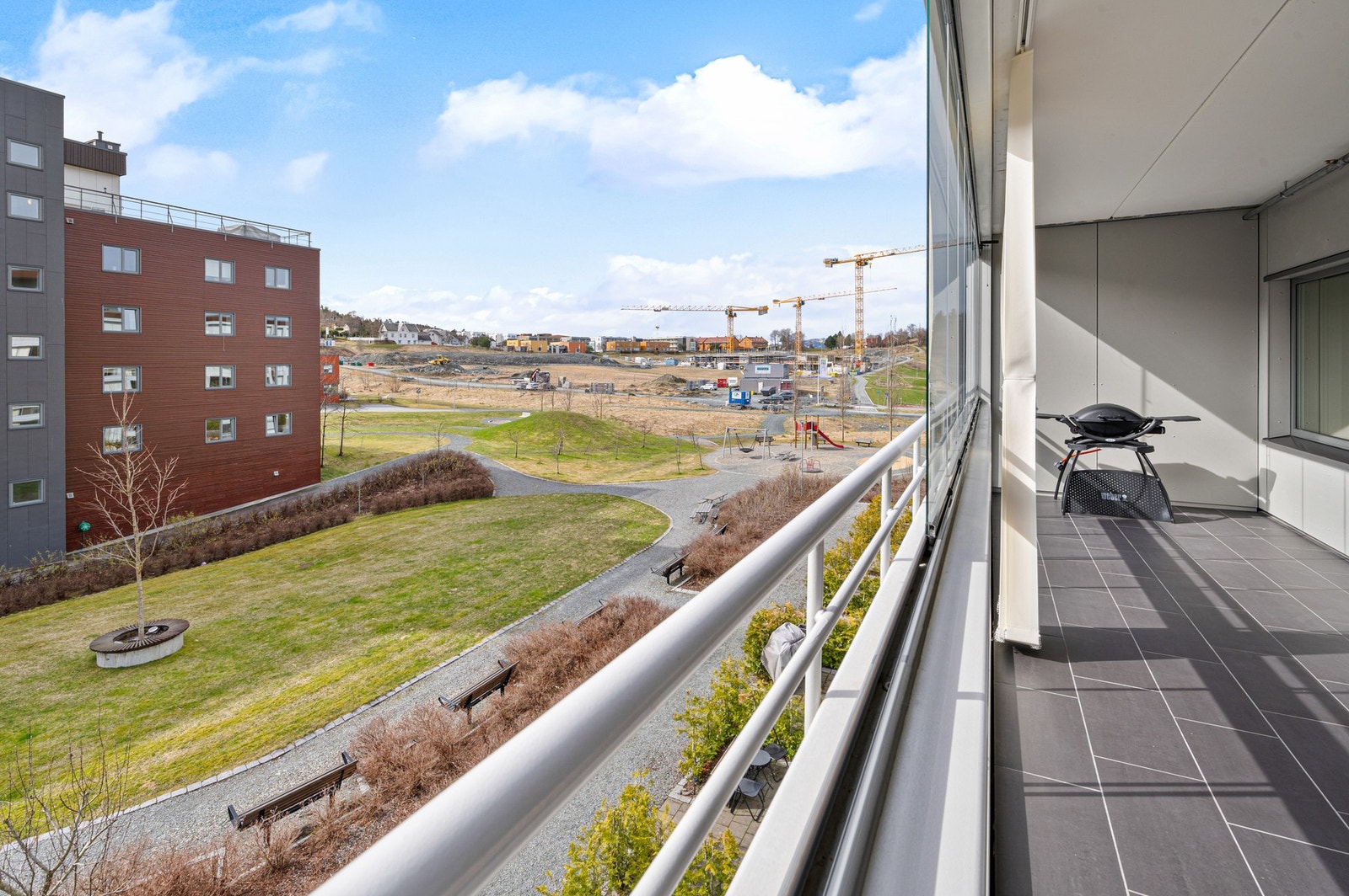 Verandaen er sørvestvendt og her nyter du glimrende solforhold fra ca. kl. 11:00 til 20:00 på sommerstid. Galleribilde