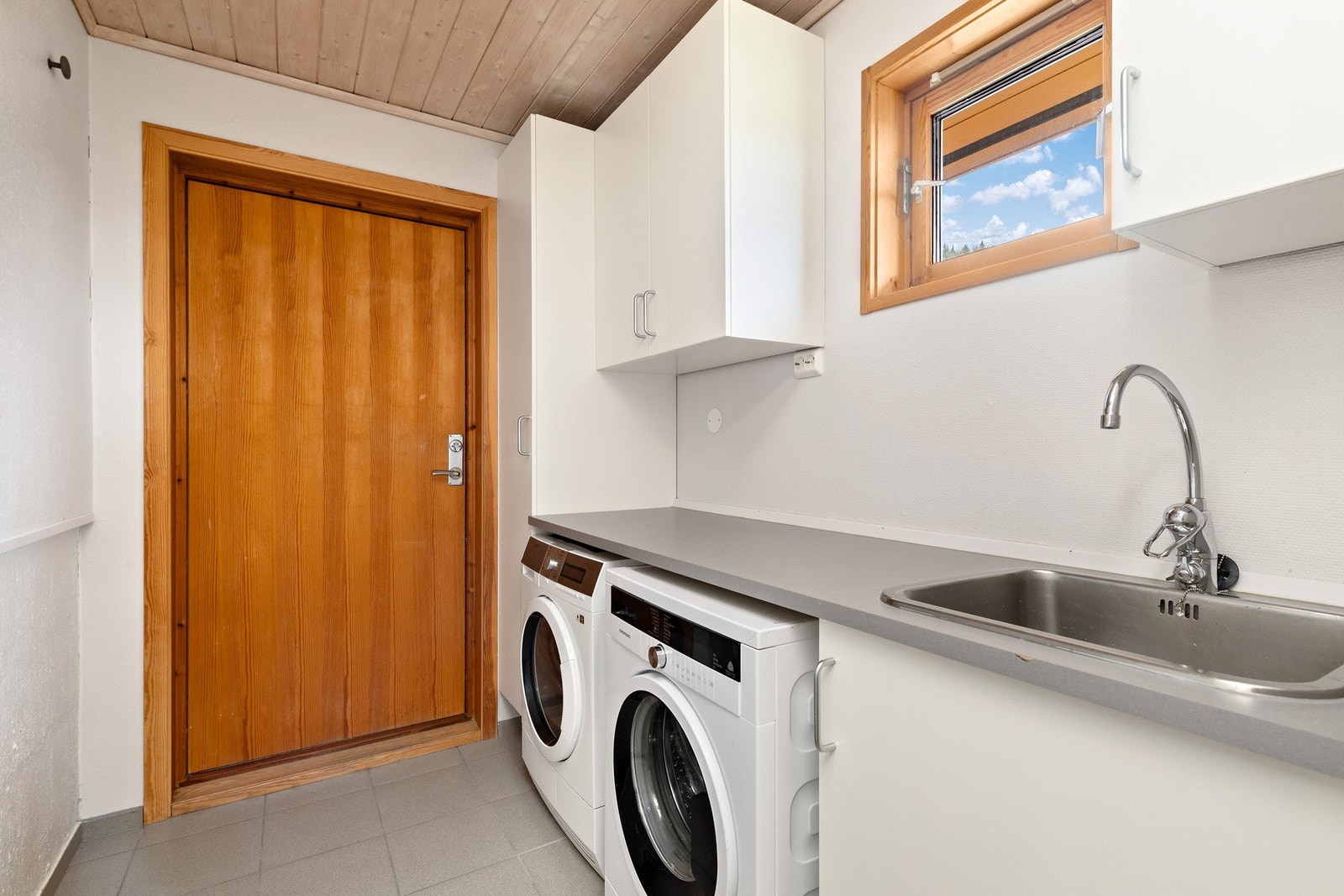 Eget vaskerom ved entreen som også har egen inngangsdør- Galleribilde