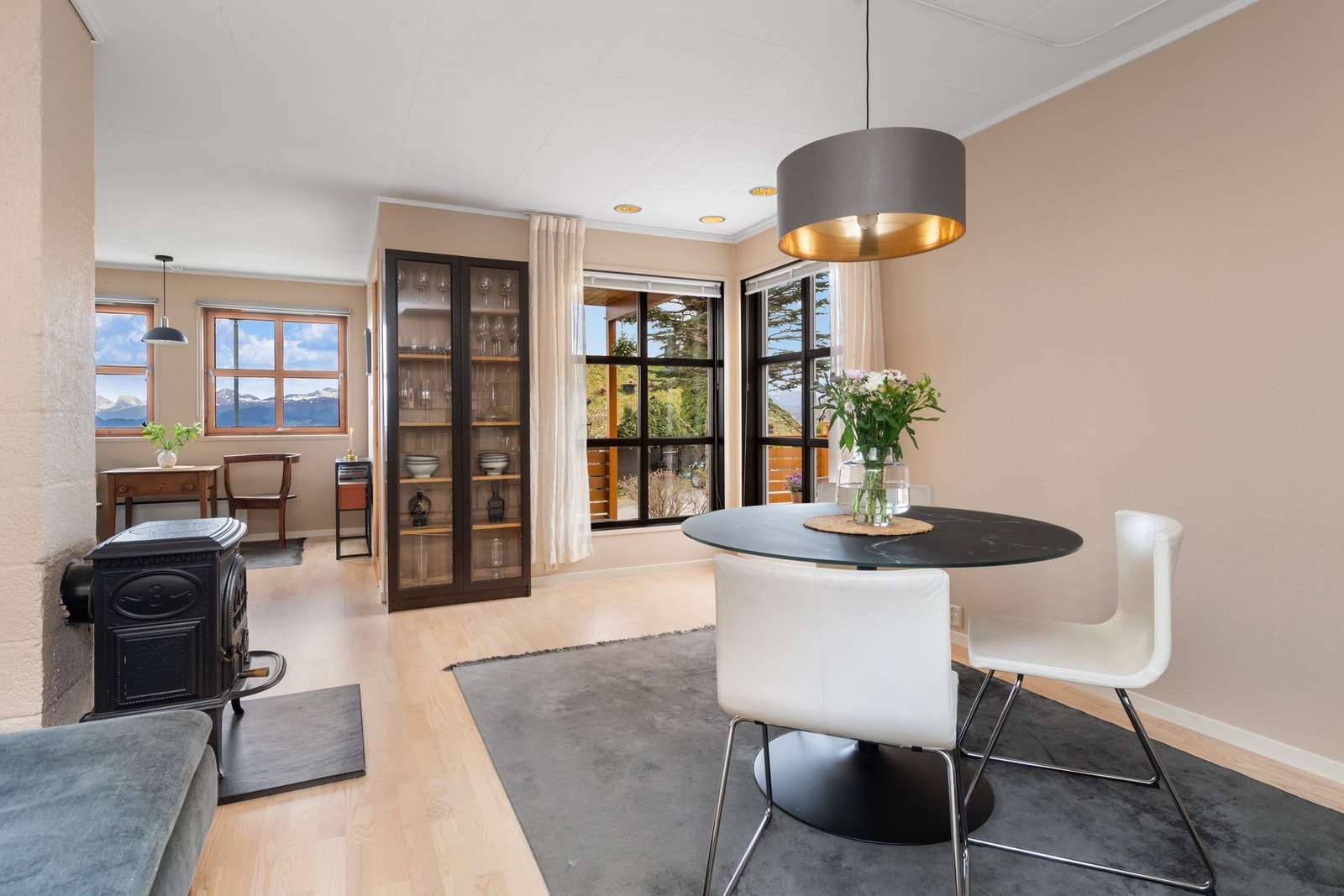 I stuen er det god plass til spisestue. Galleribilde