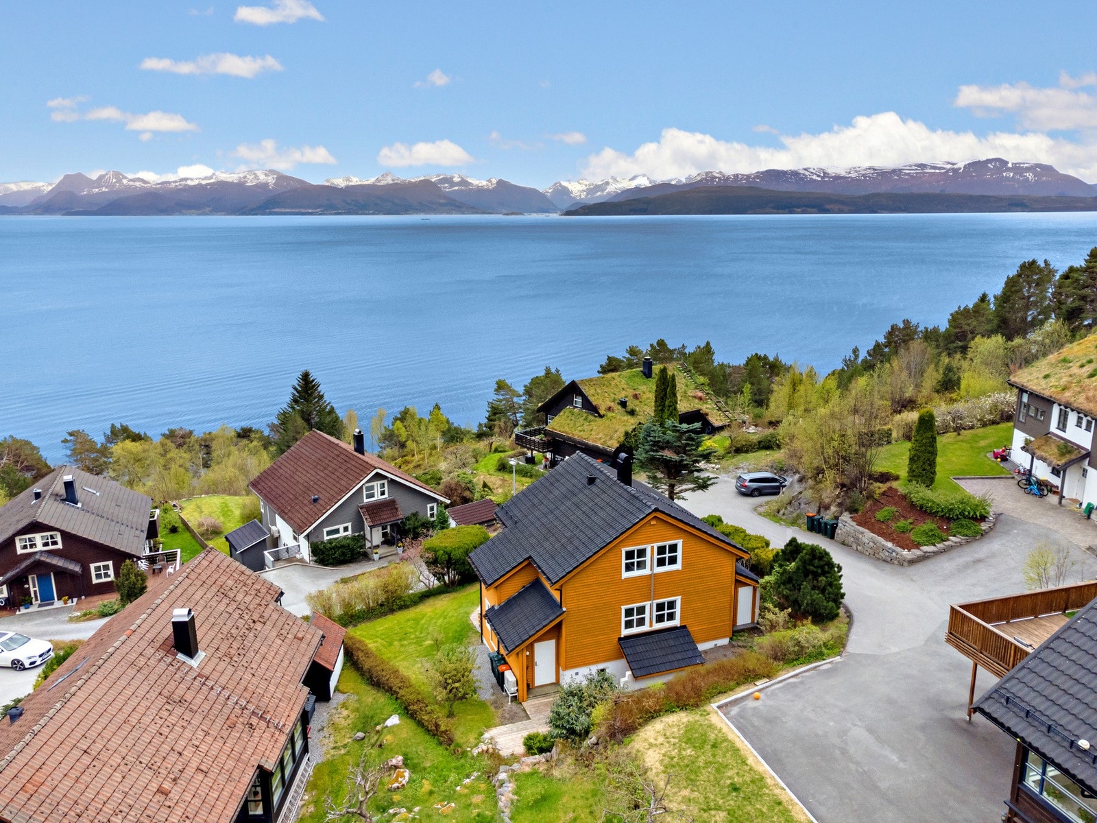 Eiendommen ligger svært flott til i den vestre delen av Djupdalen. Galleribilde