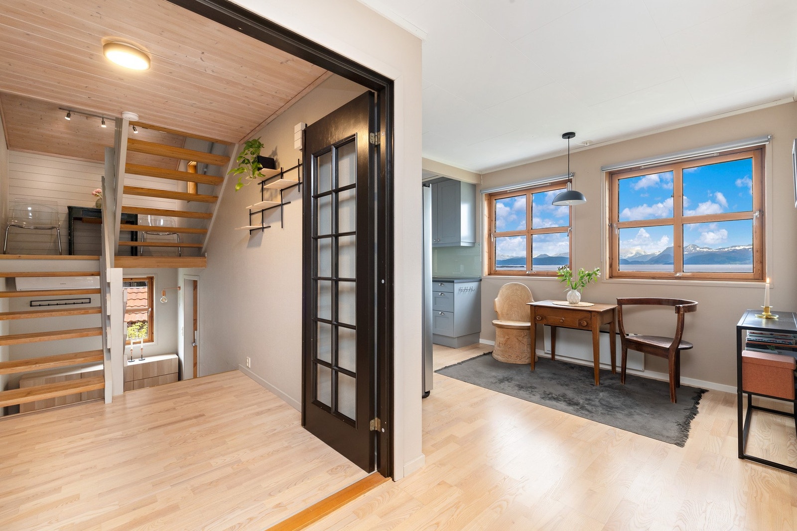 Boligen har stue- og kjøkken i "halvåpen" løsning. Galleribilde