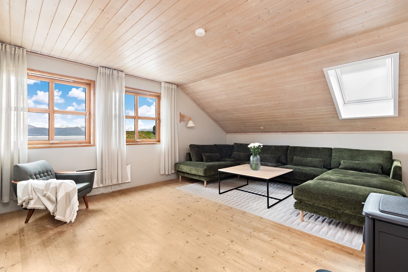 Lys og romslig loftstue. Galleribilde