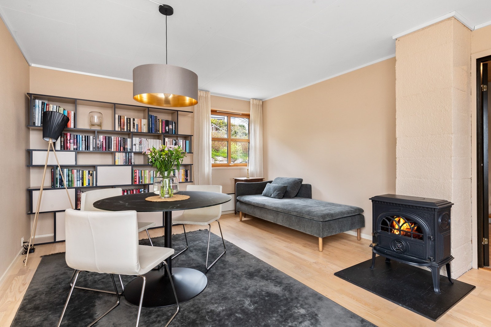 Stuen er utsturt med vedovn som varmer godt på kalde dager. Galleribilde