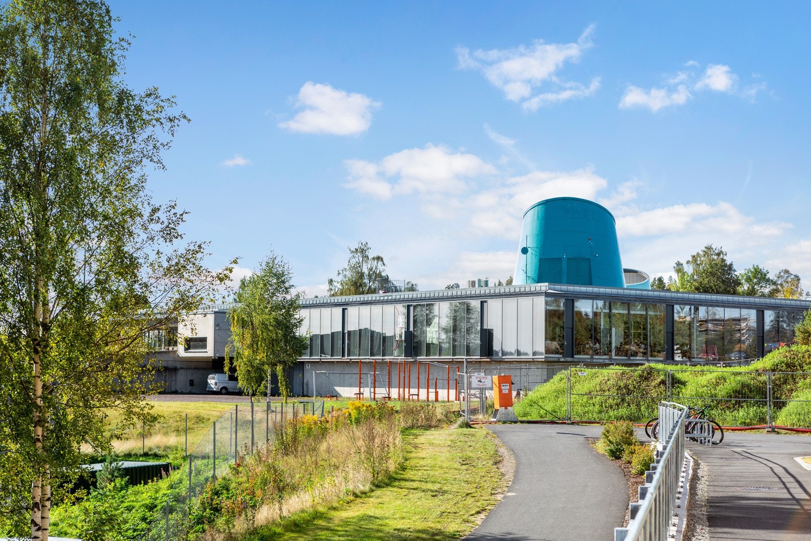 Råholt ungdomsskole ligger ca. en 3 minutters gåtur fra eiendommen. Galleribilde