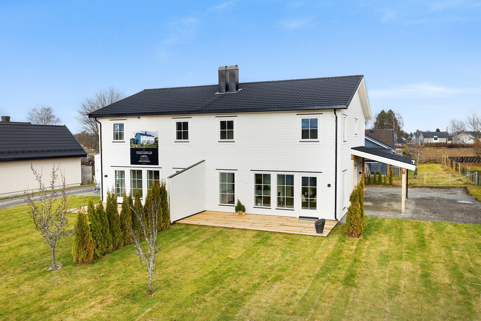 Nyopparbeidet hage med plenarealer, tuiahekker og pæretrær. Galleribilde