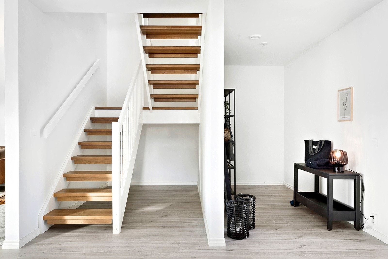 Garderoberom med god plass til eventuell garderobe. Galleribilde