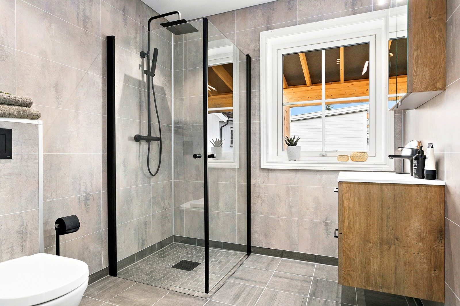 Boligen har to delikate bad og et praktisk vaskerom. Galleribilde