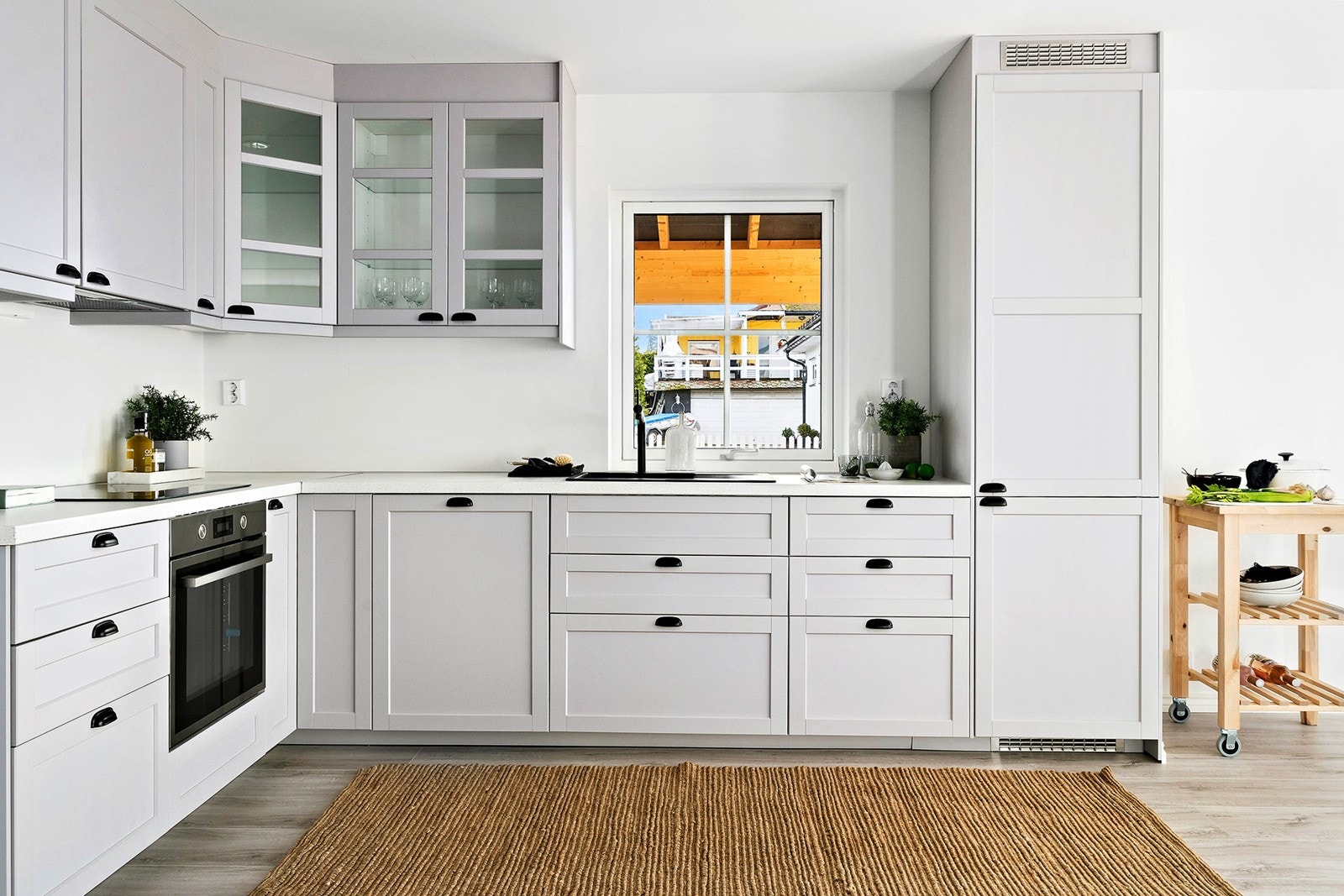 Kjøkkeninnredning fra Ikea type "Lerhyttan grå" med integrerte hvitevarer. Galleribilde