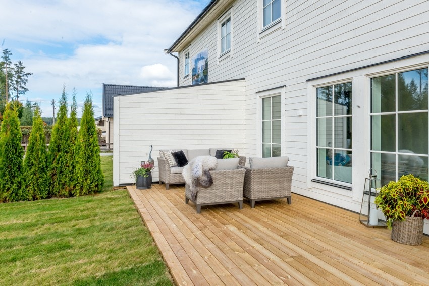 Flott uteplass med god plass til møblement. Galleribilde