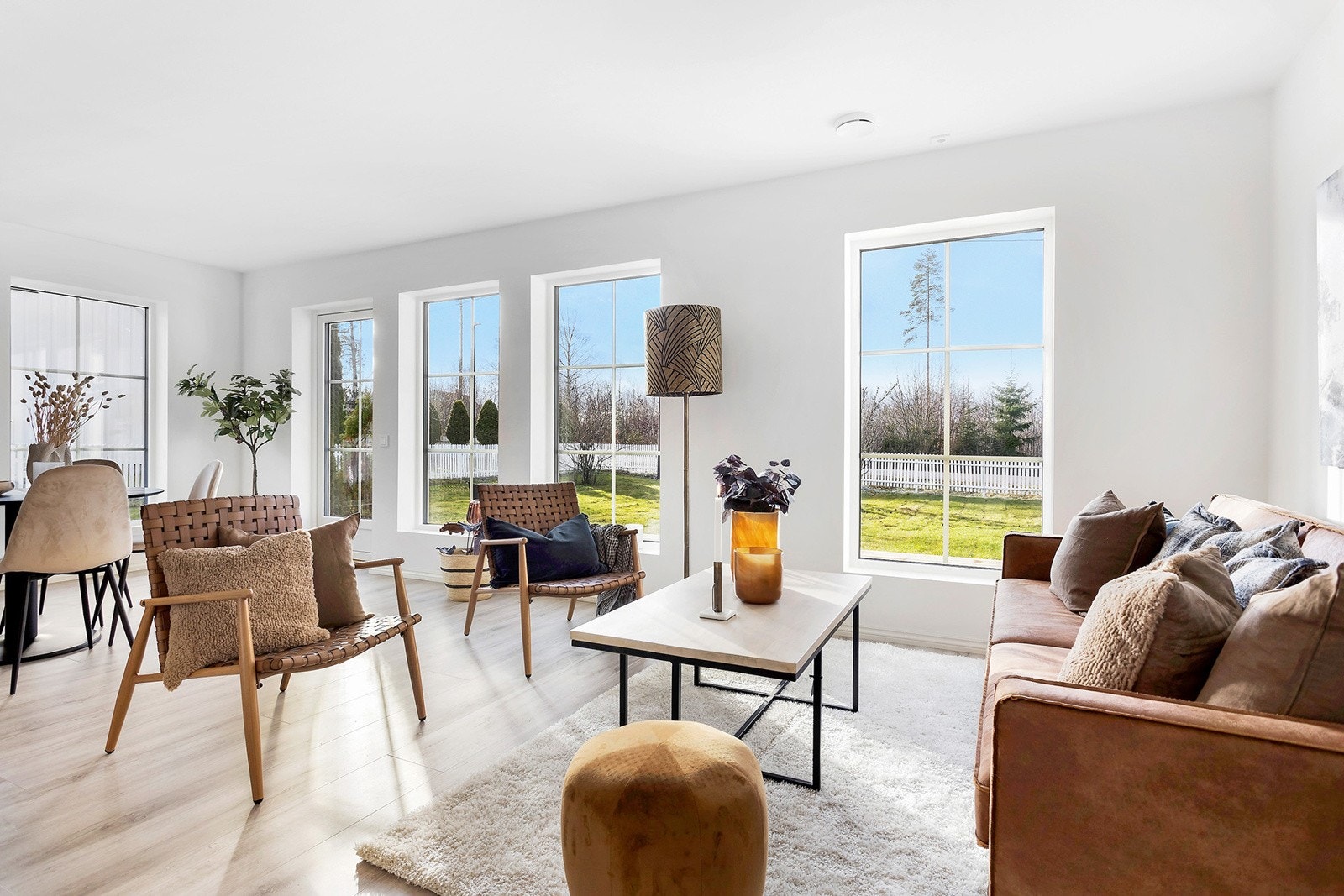 God plass til sofagruppe med tilhørende bord og TV med benk. Galleribilde