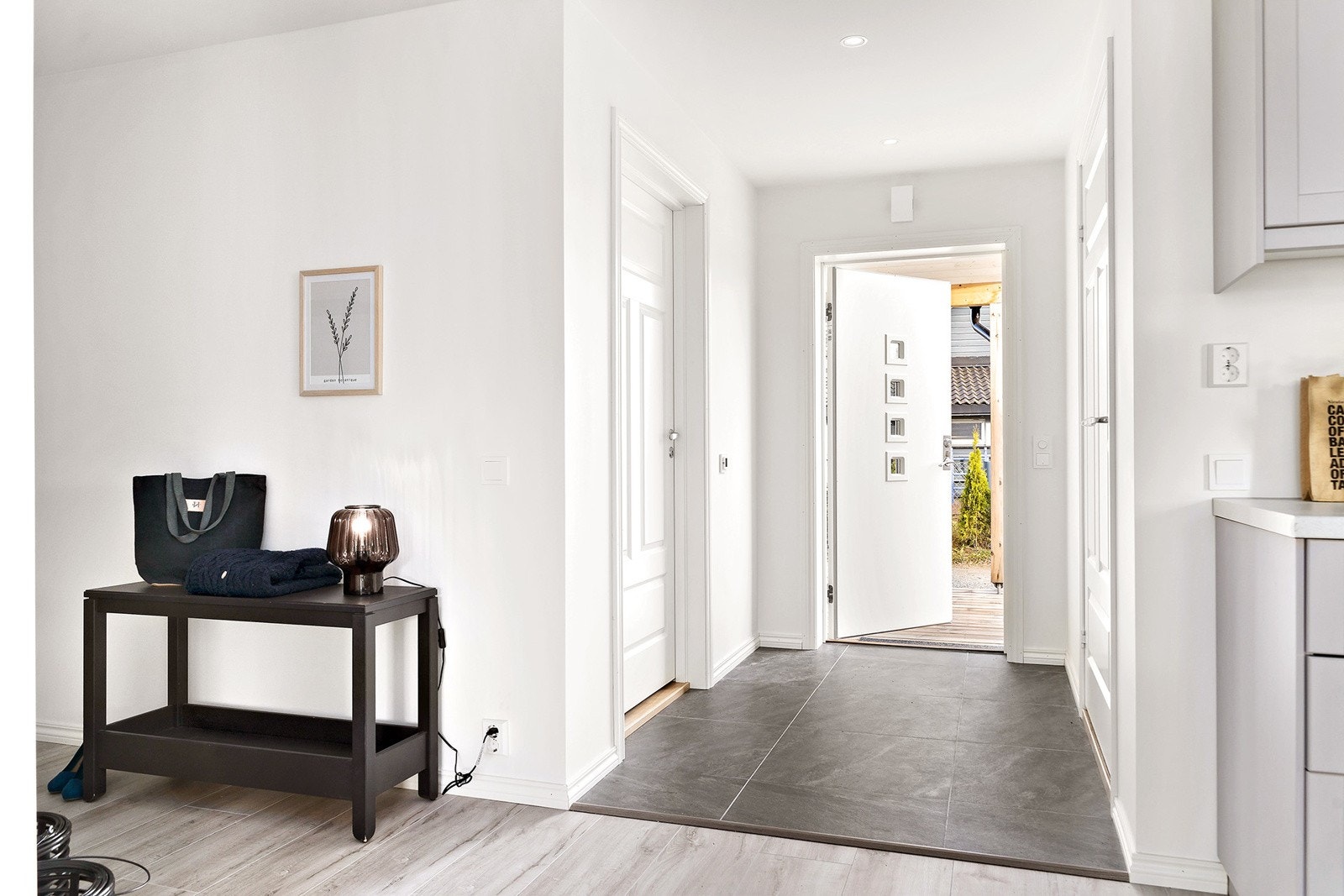 Velkommen inn! Flott entrè med plass til oppbevaring, praktisk garderoberom i tilknytning til entreen. Galleribilde