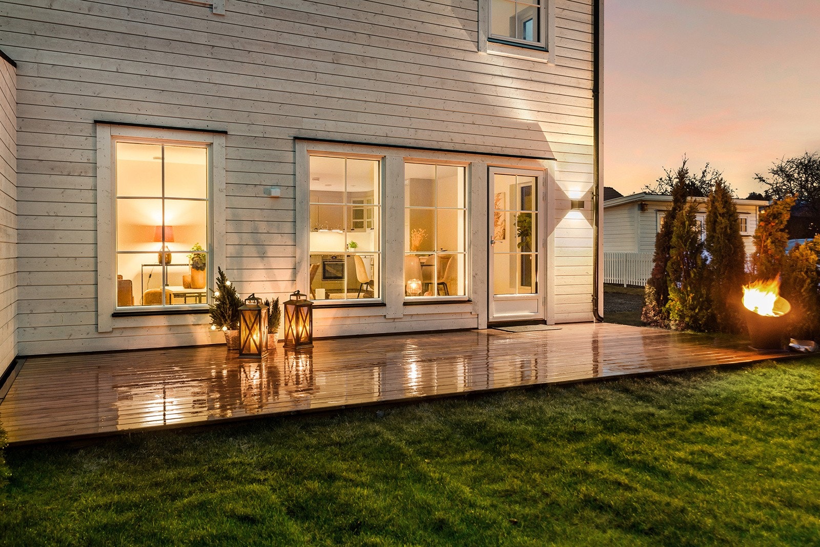 Terrassen har god plass til utemøblement og grill. Galleribilde