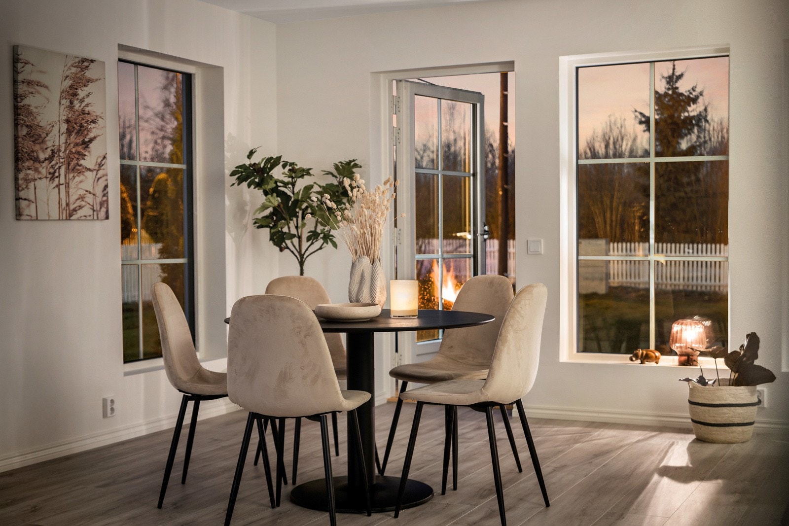 Stuen byr på god plass til spisestue. Galleribilde