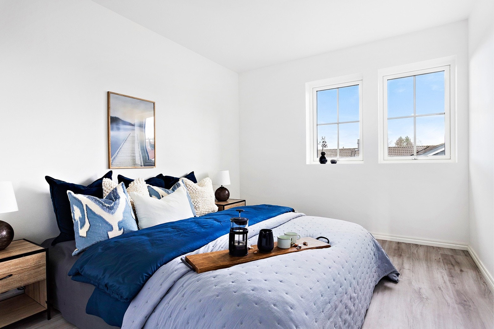 Hovedsoverommet har god plass til dobbeltseng med tilhørende nattbord. Galleribilde