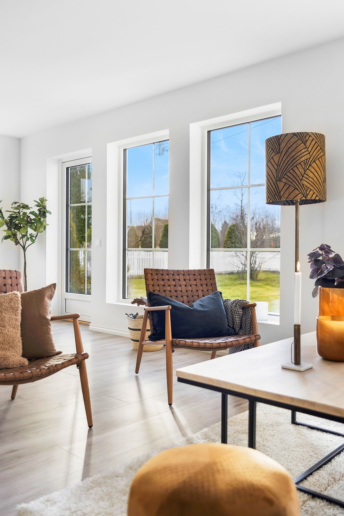 Store vindusflater sørger for rikelig med naturlig lysinnslipp. Galleribilde