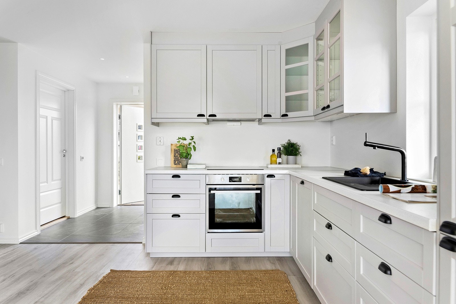 Kjøkkenet byr på rikelig med skap- og benkeplass og man kan enkelt sette opp en kjøkkenøy. Galleribilde