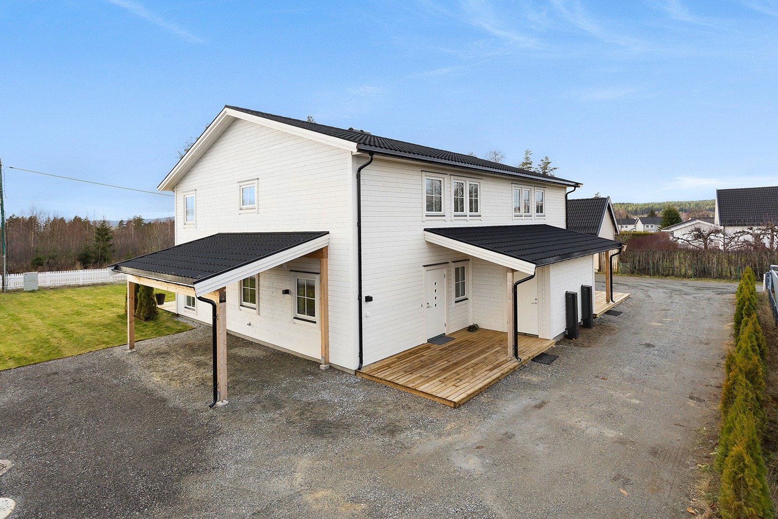 Det er plass til parkering i carport og på egen gårdsplass. Galleribilde