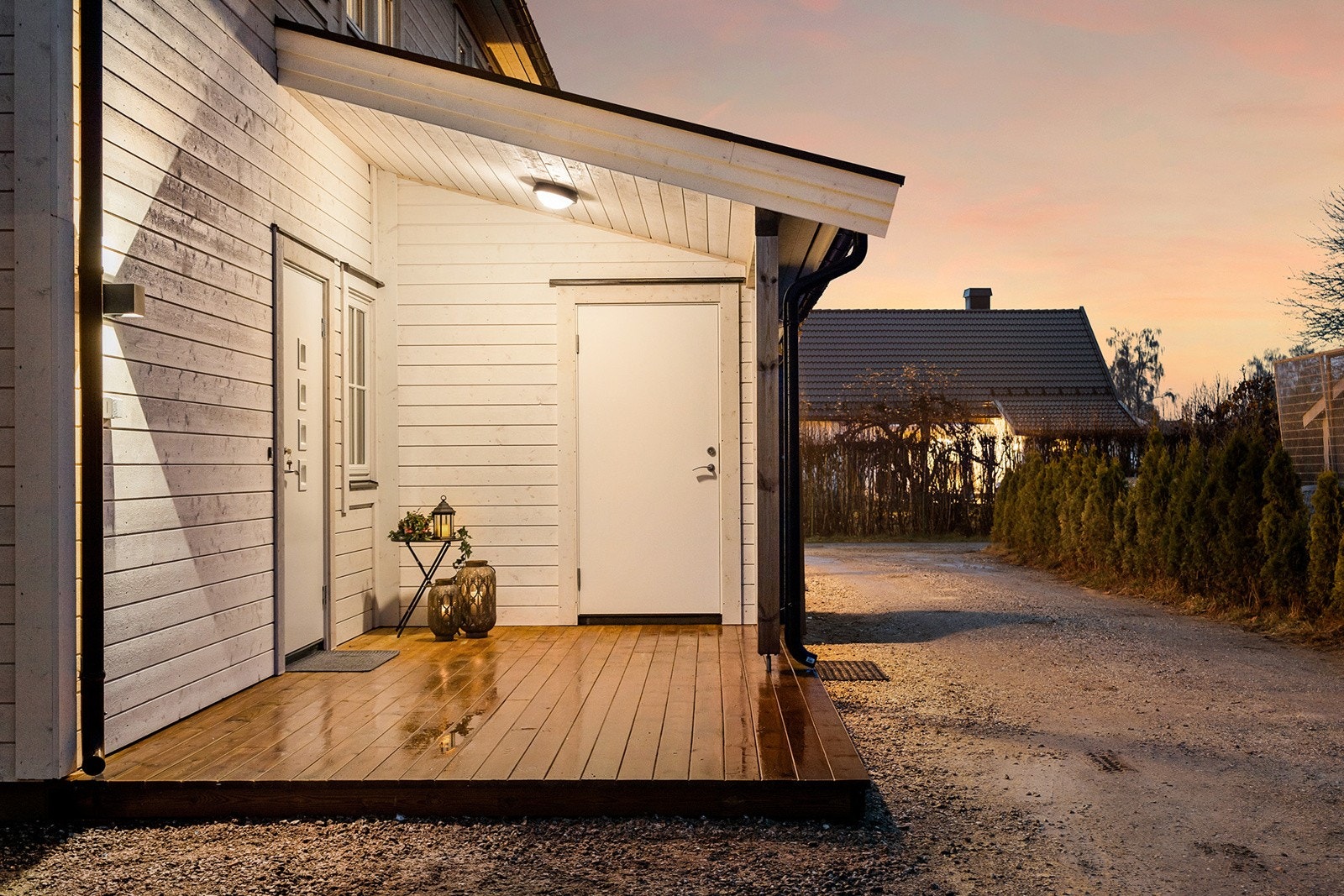 Et hyggelig inngangsparti ønsker deg velkommen. Praktisk utebod i tilknytning til inngangspartiet. Galleribilde