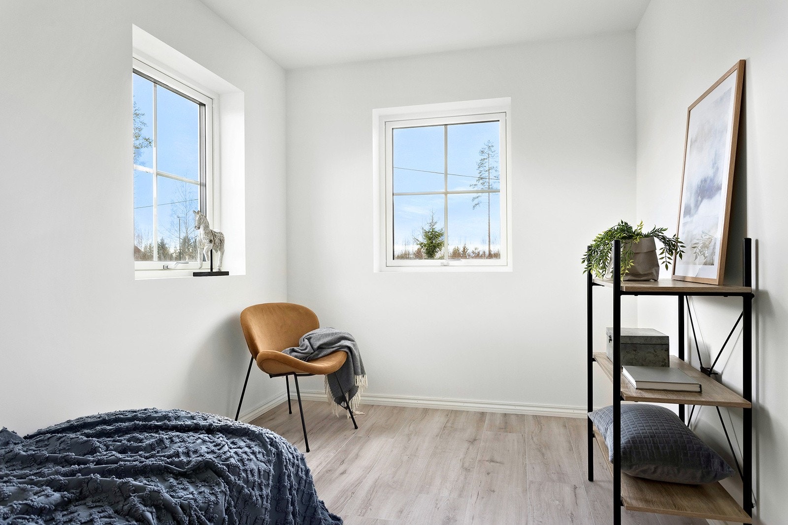 Alle rommene har god plass til seng med tilhørende nattbord og garderobe. Galleribilde