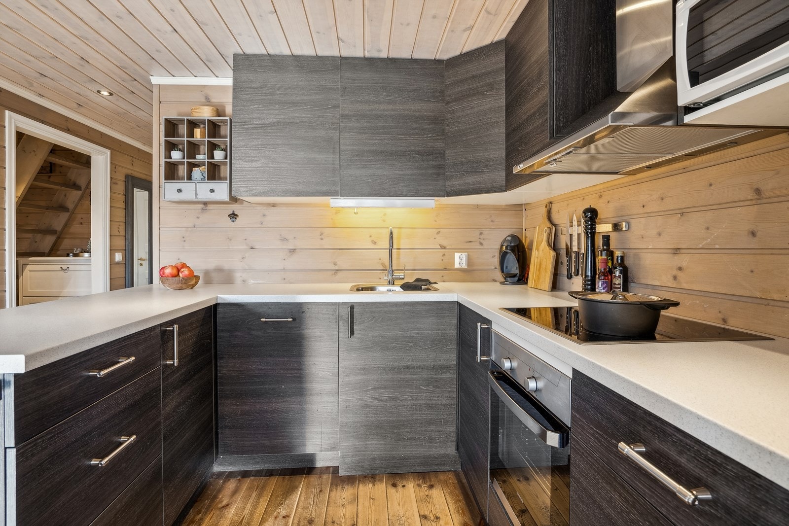 Innredningen har slette fronter og laminert benkeplate. Galleribilde