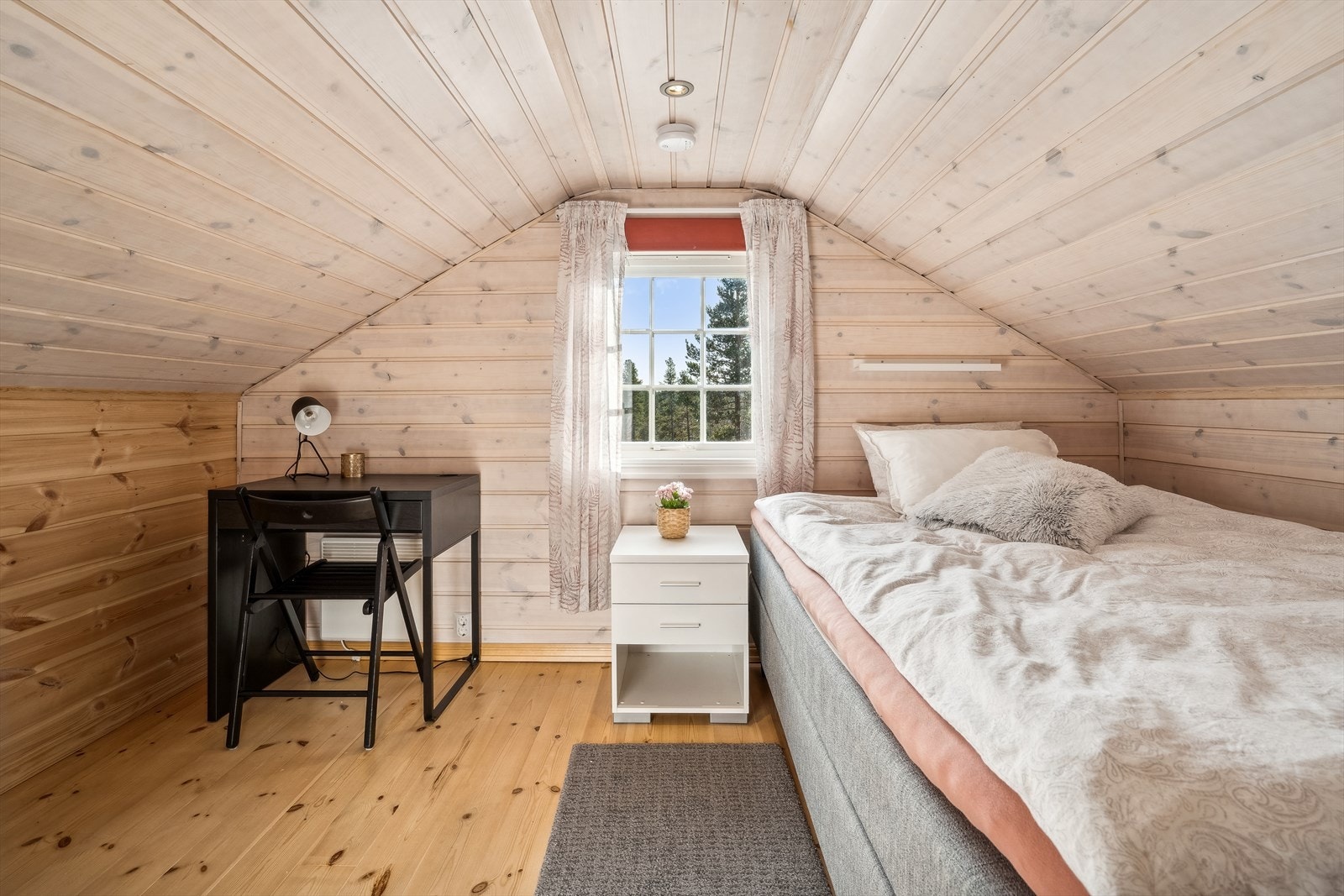 Innredet soverom på hemsen. Ikke målbart areal grunnet takhøyde, se punkt. ferdigattest. Galleribilde
