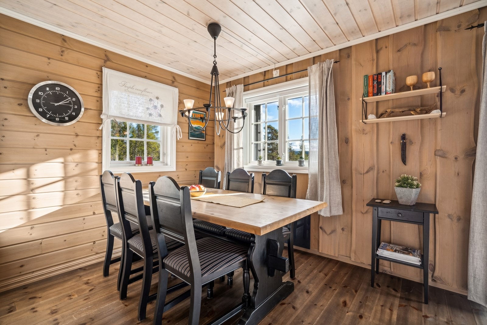 Hyggelig spiseplass i tilknytning til kjøkkenet. Galleribilde