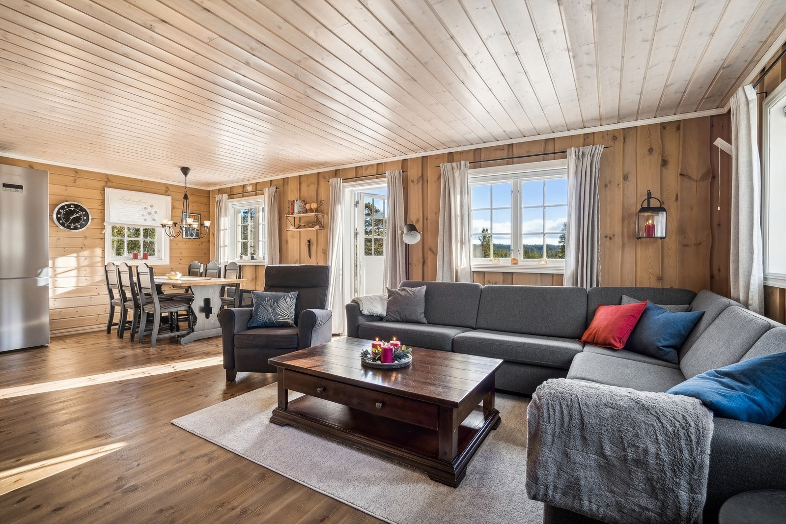 Fra stuen er det utgang til terrasse. Galleribilde