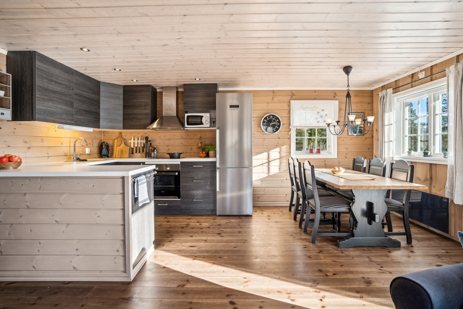 Kjøkkenet er utstyrt kjøl/fryseskap, oppvaskmaskin, platetopp og stekeovn samt kjøkkenventilator med avtrekk ut. Hvitevarene medfølger i salget. Galleribilde