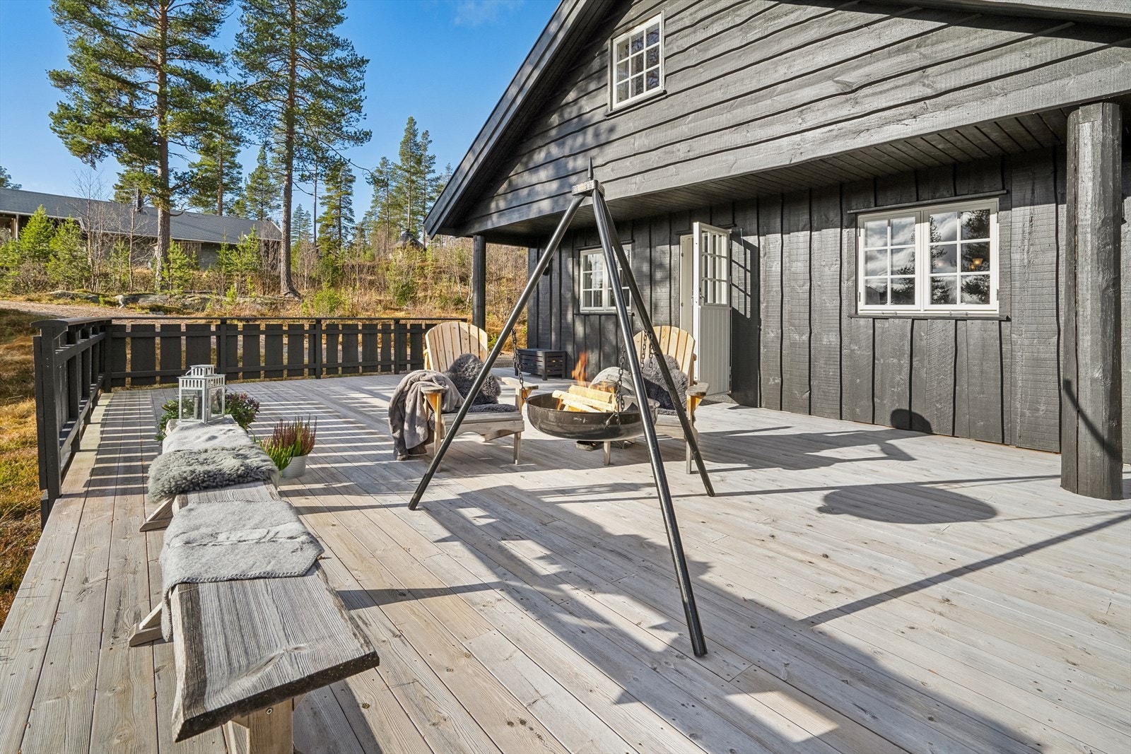 Herlig uteplass på terrassen, her er det plass for ønsket utemøblement. Galleribilde