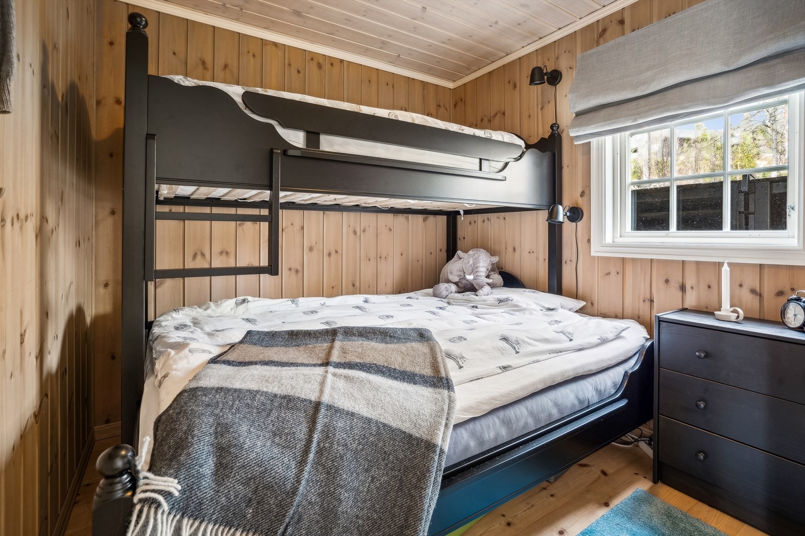 Soverom 2 har familiekøye med sengeplass til tre. Galleribilde