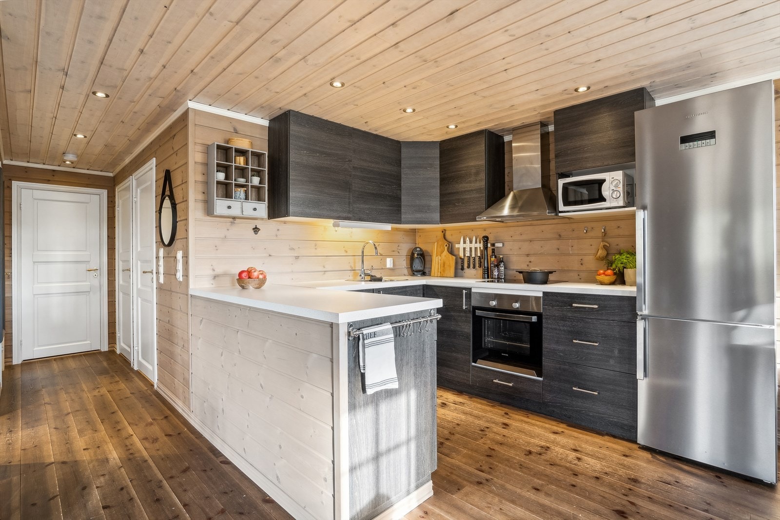 Stilrent og praktisk hyttekjøkken. Halvøyen gir god utnyttelse av rommet samtidig som den gir ekstra benk- og skapplass. Galleribilde