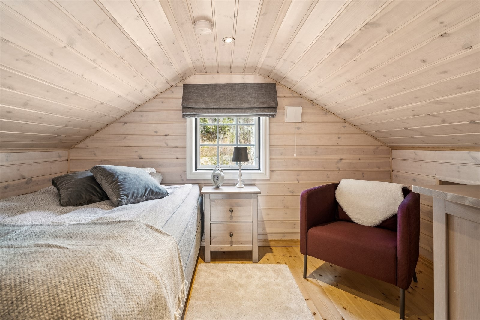Innredet soverom på hemsen. Ikke målbart areal grunnet takhøyde, se punkt. ferdigattest. Galleribilde