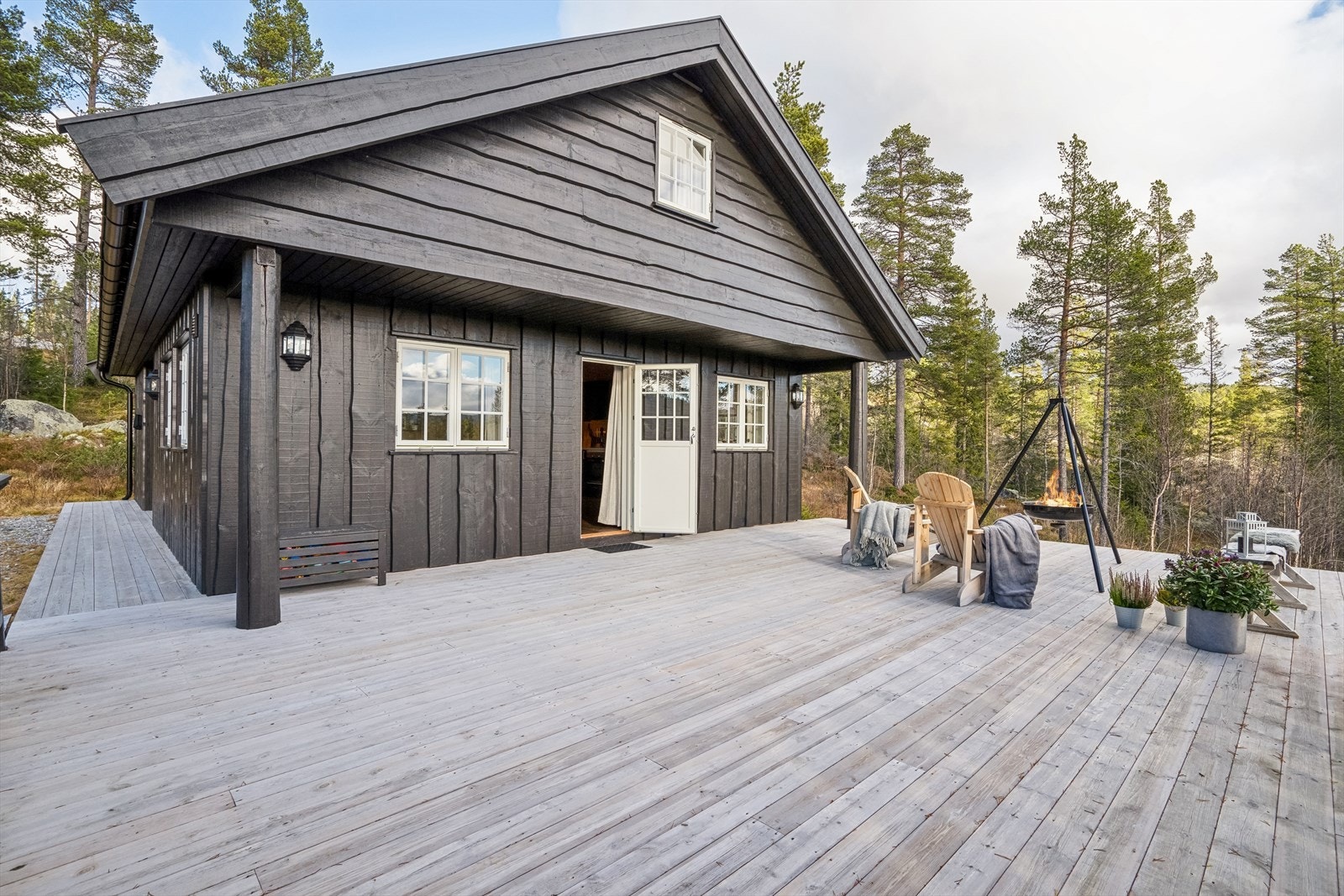 Herlig uteplass på stor platting med utgang fra stuen. Galleribilde