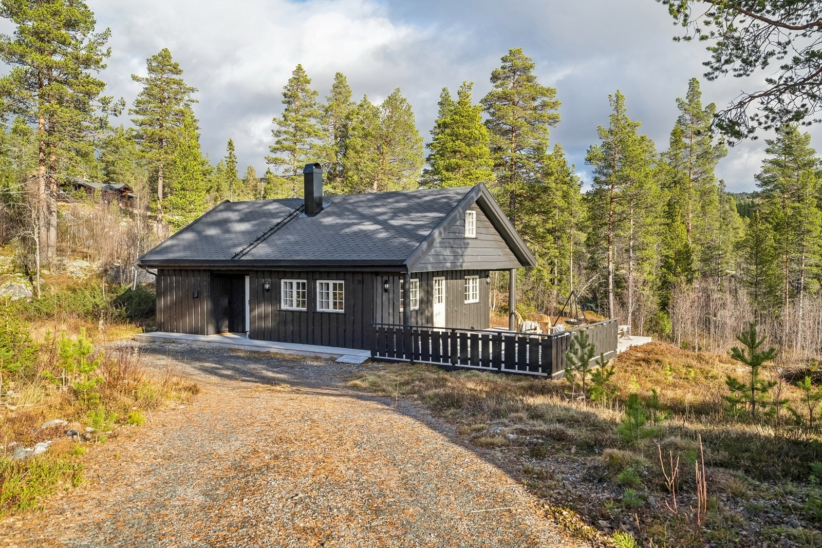 Tiltalende og praktisk familiehytte fra 2011. Eiendommen har en flott beliggenhet på Tindefjell i Tinn kommune. Galleribilde