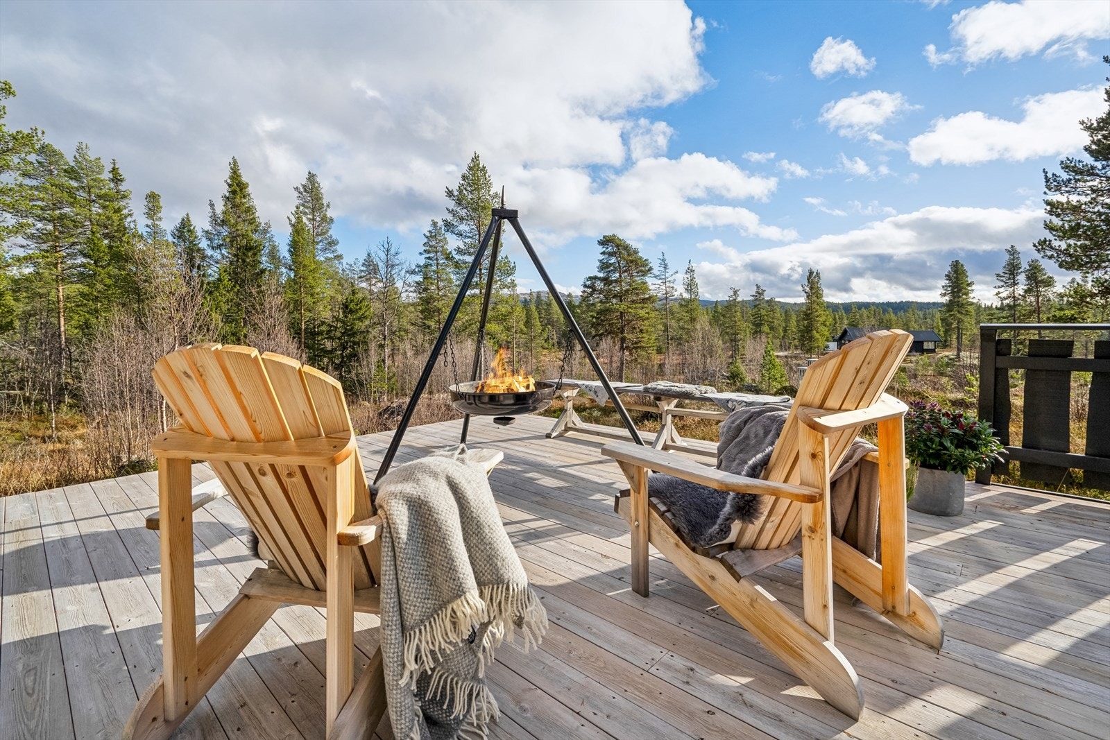 Hytta ligger i et rolig og barnevennlig området ca. 800 moh. Galleribilde