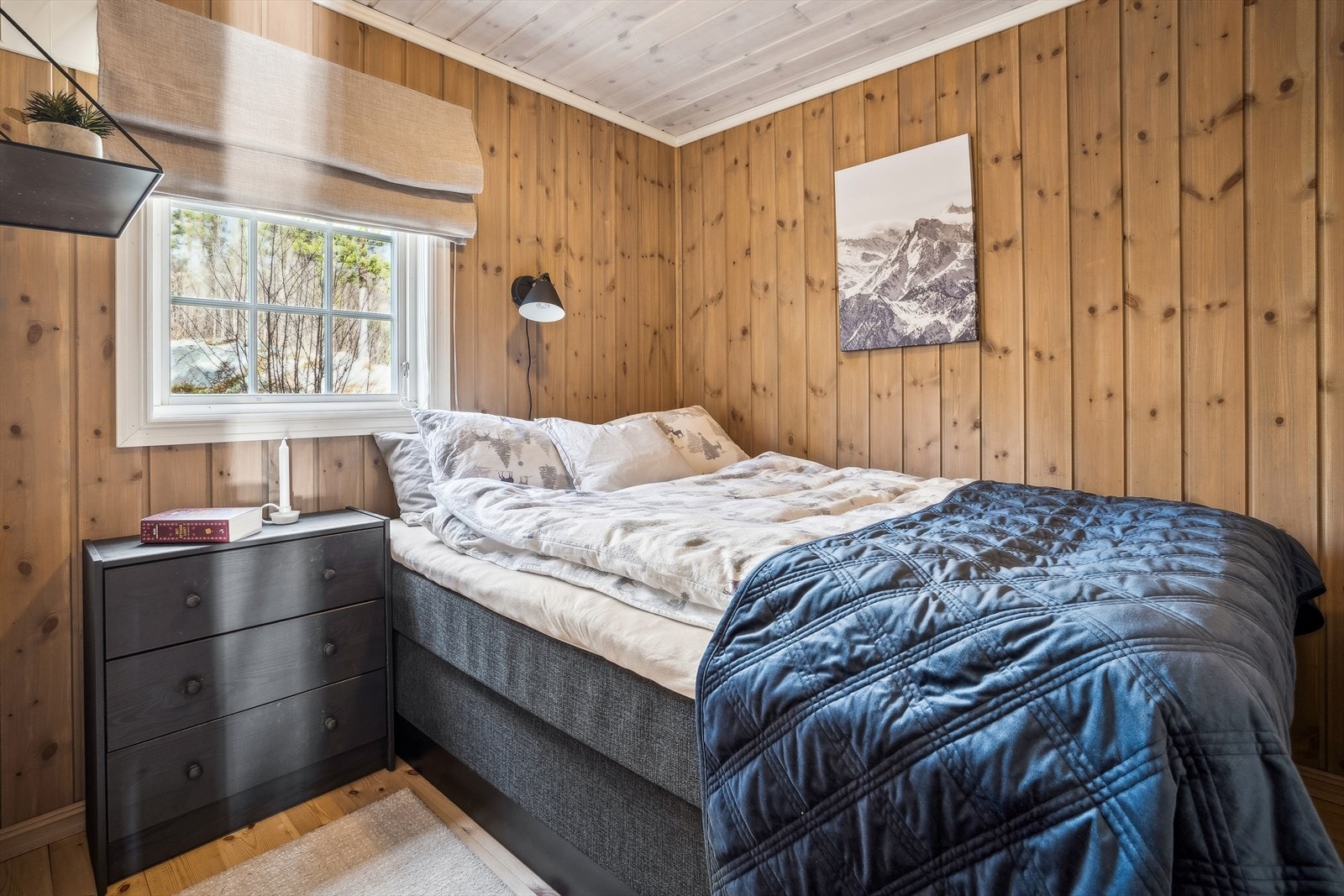 Hytta har to gode soverom på etasjeplan. Galleribilde