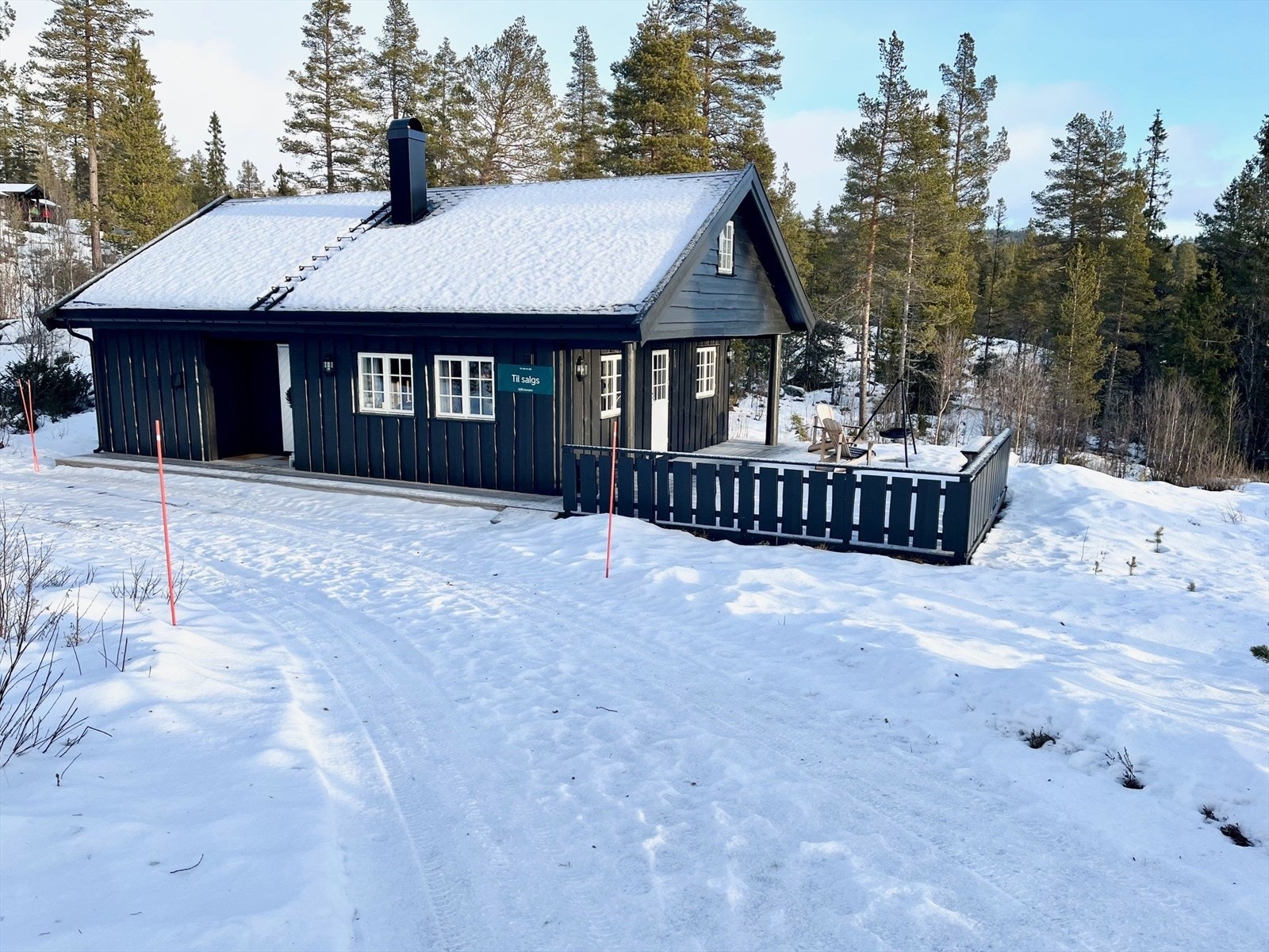 Etter avtale blir det brøytet biloppstillingsplass rett utenfor døren. Galleribilde