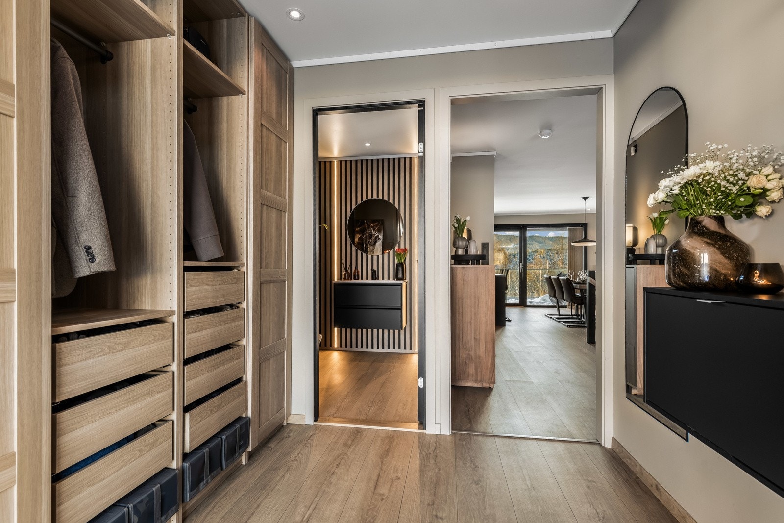 Entreen gir et godt førsteinntrykk, med downlights, praktisk gjestetoalett og varme under 1-stavs laminatgulv. Galleribilde
